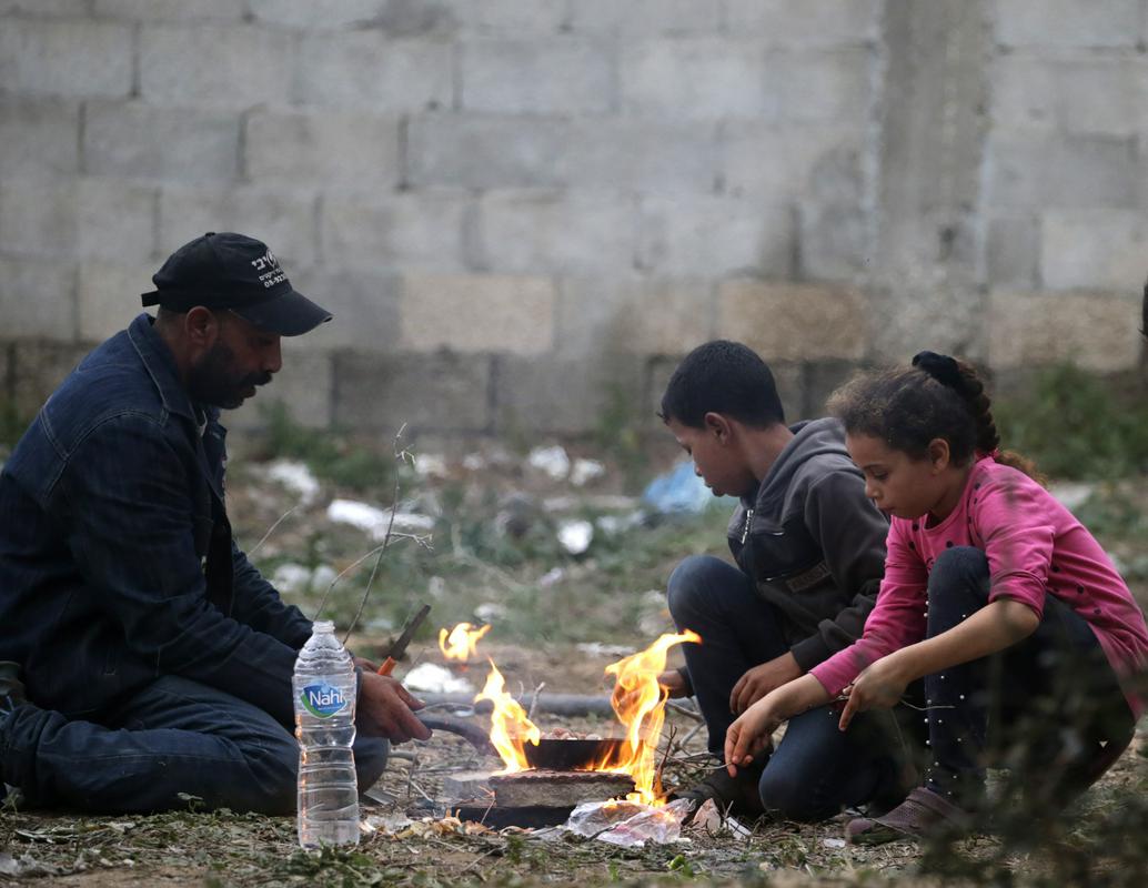 ZN opozarja, da polovica prebivalcev Gaze strada. Foto: EPA