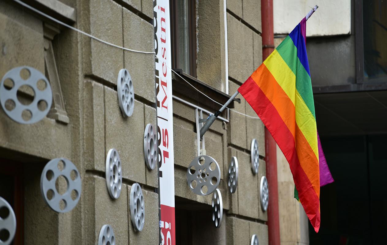 Mavrična zastava znova visi nad vhodom v Kinodvor. Foto: BOBO/Igor Kupljenik