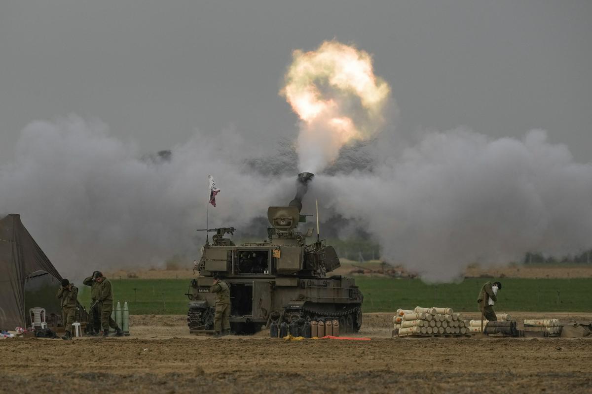 Izraelska vojska intenzivno napada Han Junis na jugu Gaze. Foto: AP