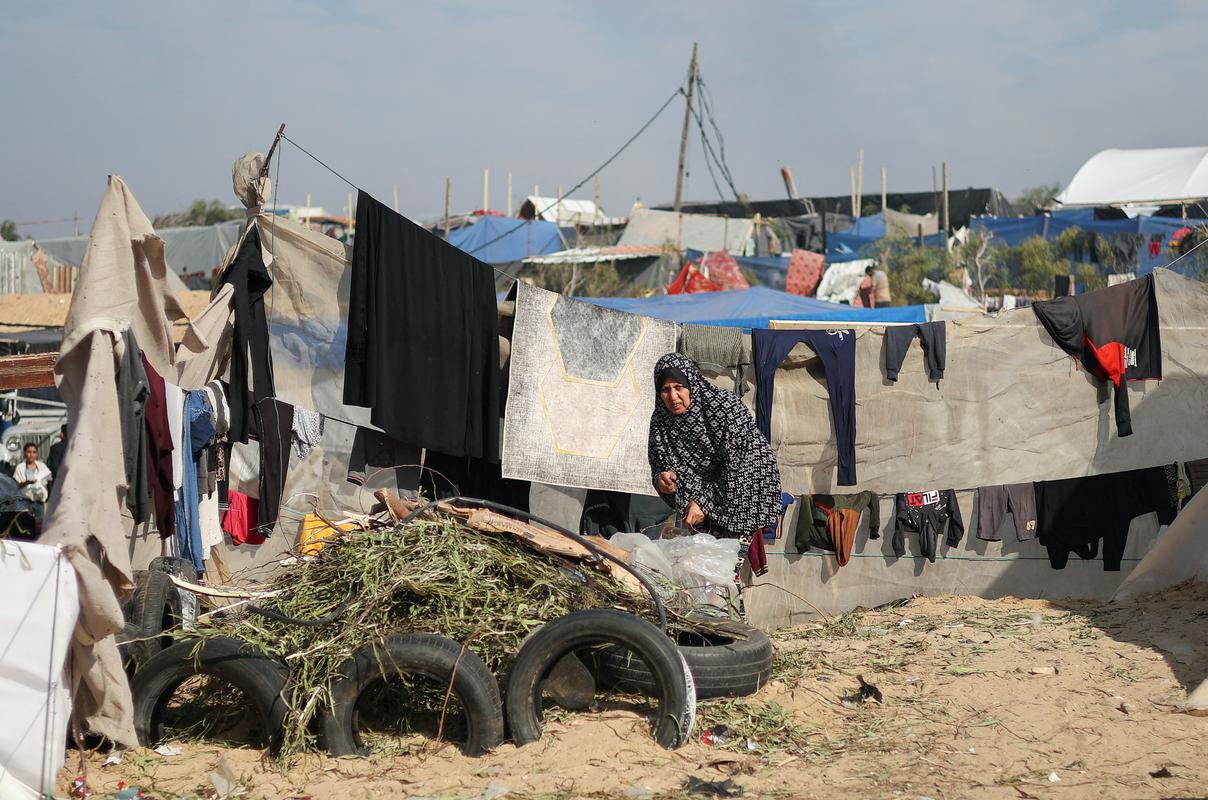 Na jug Gaze je bilo s severa okupiranega in razdejanega območja prisiljenih oditi več sto tisoč Palestincev, ki živijo v nemogočih razmerah. Foto: Reuters