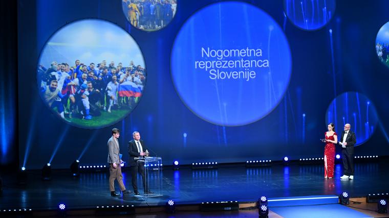 Jaka Bijol and Matjaž Kek on behalf of the Slovenian football team.  Photo: BoBo/Žiga Živulović Jr.