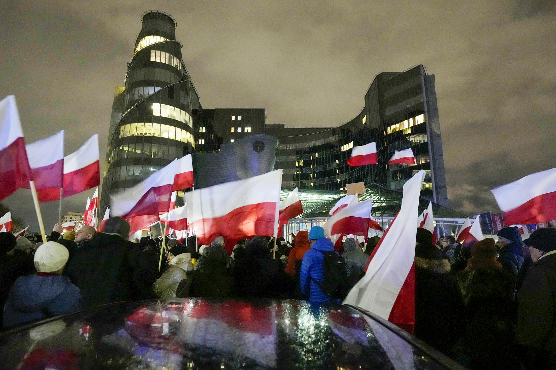 Nova poljska vlada razrešila vodstva javnih medijev s ciljem vzpostavitve nepristranskosti