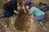V bližini letališča v Veliki Britaniji izkopali srednjeveško pokopališče z nekaj čepečimi trupli