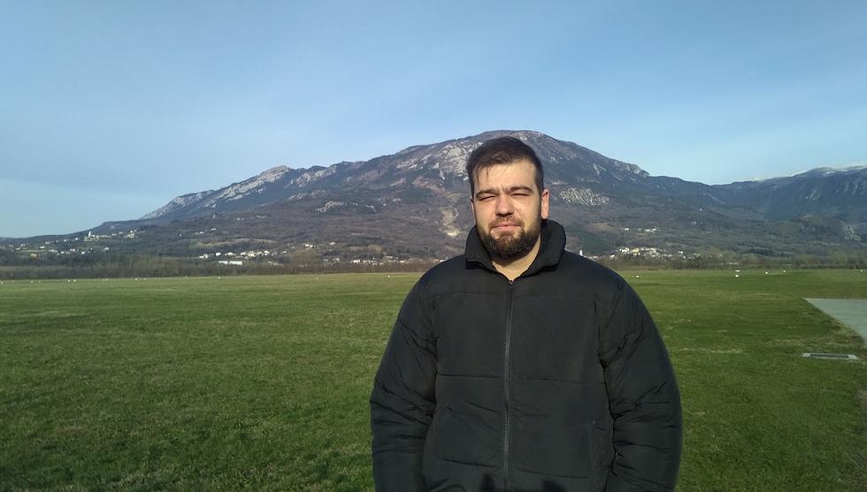 Med bobni, kitaro, klapo, zborom in letali 