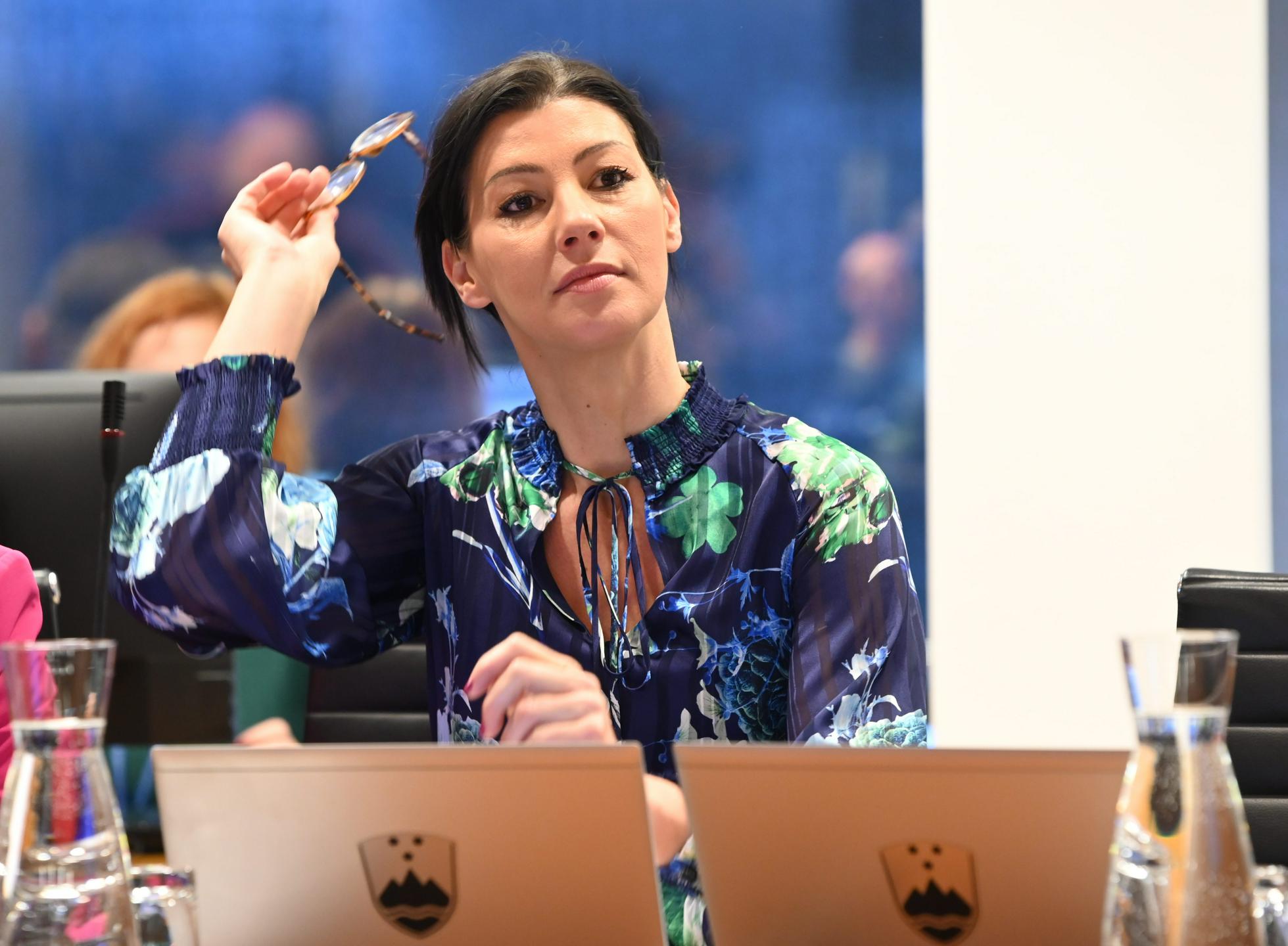 Golob naj bi od Švarc Pipan zahteval poročilo; ministrica zatrjuje, da še uživa premierjevo podporo