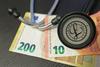 Ministrstvo: V bolnišnicah soglasja za nadurno delo umaknila približno tretjina zdravnikov