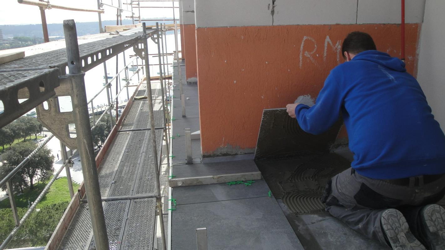 Lepljenje keramičnih ploščic na MAPELASTIC na balkonih obmorskega hotela. Foto: Mapei