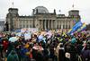 V Nemčiji novi protesti proti skrajni desnici. Več tisoč ljudi pred poslopjem reichstaga.