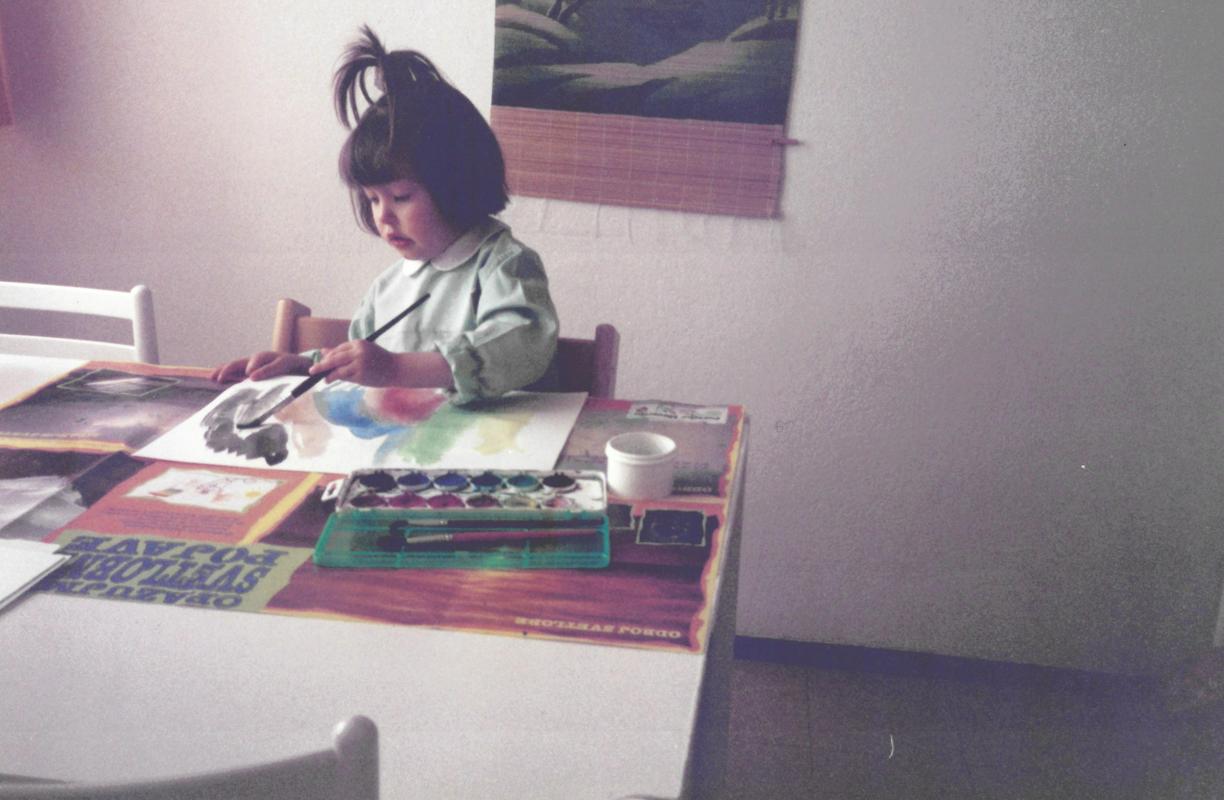 Vanessa pri štirih letih ustvarja s čopišem in vodenimi barvicami. Foto: Osebni arhiv 