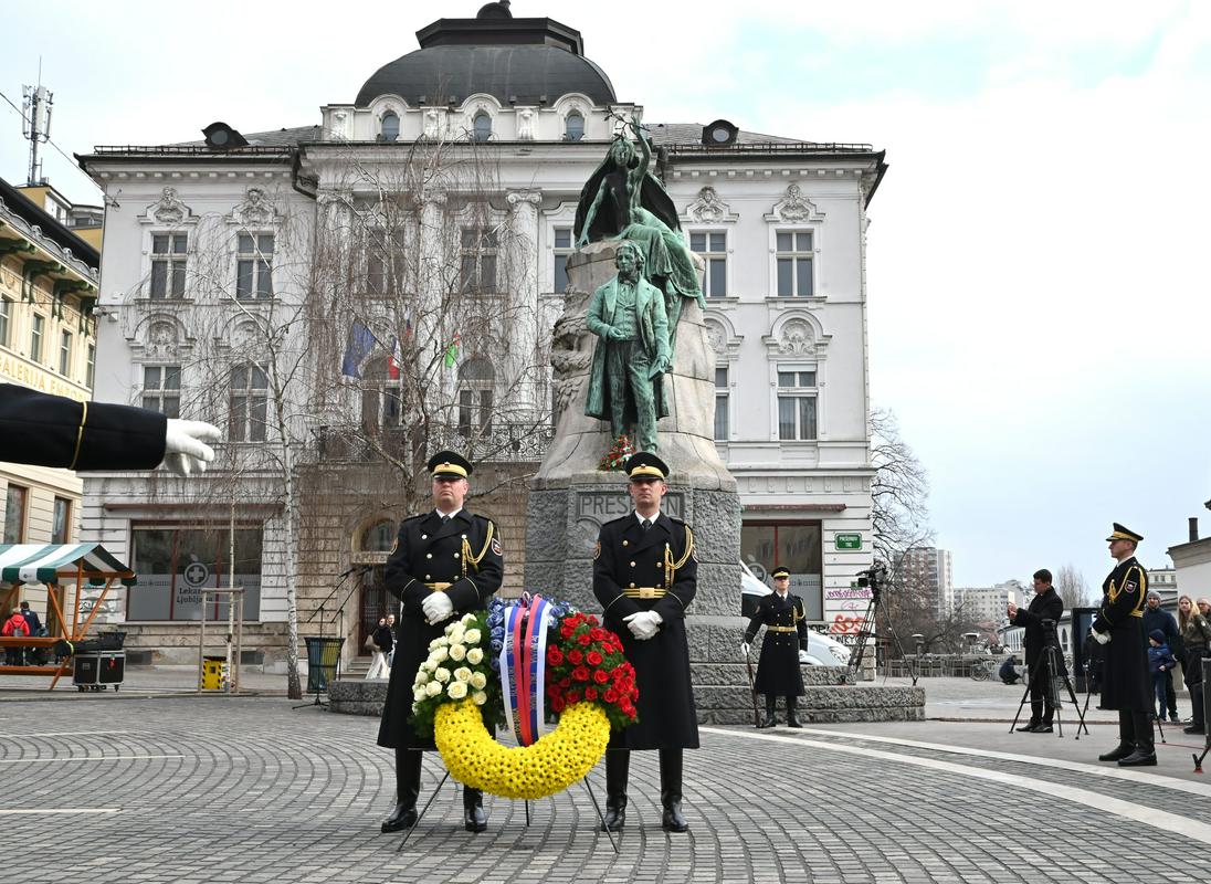 Gardna enota Slovenske vojske je venec k spomeniku Franceta Prešerna položila v imenu predsednice republike. Foto: BoBo/Žiga Živulović ml.