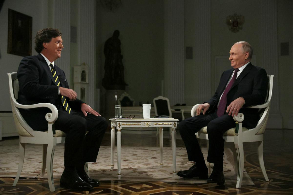 Tucker Carlson in Vladimir Putin. Foto: EPA