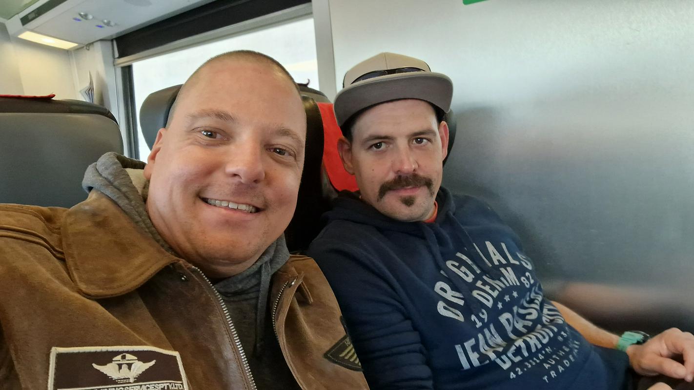 Miha Nardoni s prijateljem na vlaku na poti v Amsterdam. Oba sta nasmejana. Foto: Osebni arhiv