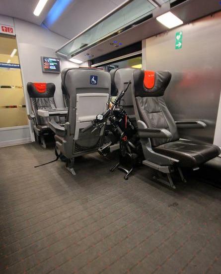 Notranjost vlaka s katerim je lani potoval v Amsterdam. Veliko je prostora za invalidski voziček in kolo, ki ga je spravil za udoben usnjen sedež rezerviran za invalide. Foto: Osebni arhiv