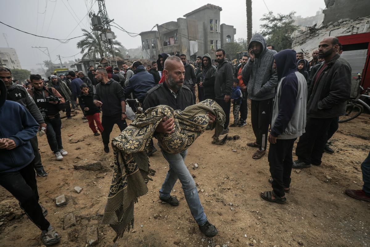 Posledice izraelskega napada na mesto Deir el Bala v osrednji Gazi. Foto: EPA