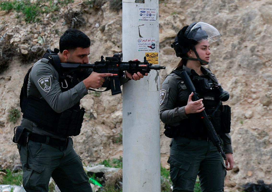 Palestinska samoupravna oblast razpolaga z več deset tisoč pripadniki varnostnih sil, ki pa ne ovirajo izraelskih okupacijskih sil (na sliki) na zasedenem ozemlju, temveč po mnenju kritikov služijo predvsem kot podizvajalci izraelskega okupatorja in držijo Palestince pod nadzorom. Foto: Reuters