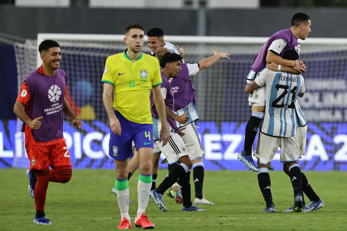 Sladka zmaga argentinskih mladeničev nad velikimi tekmeci iz Brazilije. Foto: EPA
