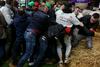 Skupina francoskih kmetov protestirala na kmetijskem sejmu. Policija aretirala enega človeka.