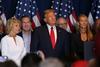 Trump zanesljivo zmagal na republikanskih strankarskih volitvah v Južni Karolini, a Haley vztraja
