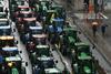 Med sestankom kmetijskih ministrov v Bruslju kmetje s traktorji zasedli ulice