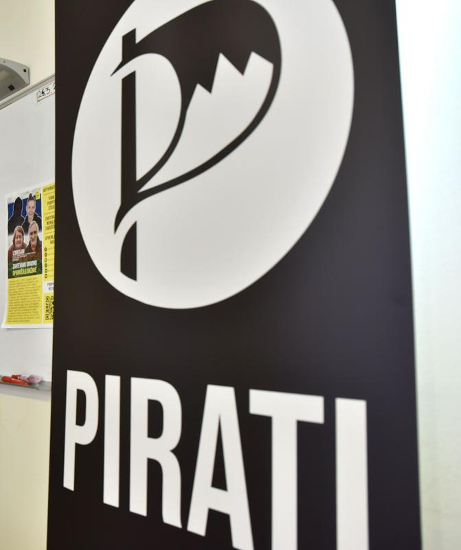 Upravno sodišče je obravnavalo predlog za začasno odredbo, ki ga je vložila stranka Pirati