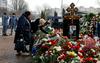 Podporniki Navalnega še naprej prihajajo na njegov grob in se poklanjajo njegovemu spominu