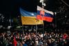Tisoče ljudi v Bratislavi izrazilo podporo Ukrajini in protestiralo proti slovaški vladi