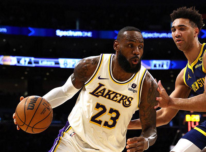 Zmeda v LA-ju in poraz Lakersov kljub sezonskemu rekordu Jamesa
