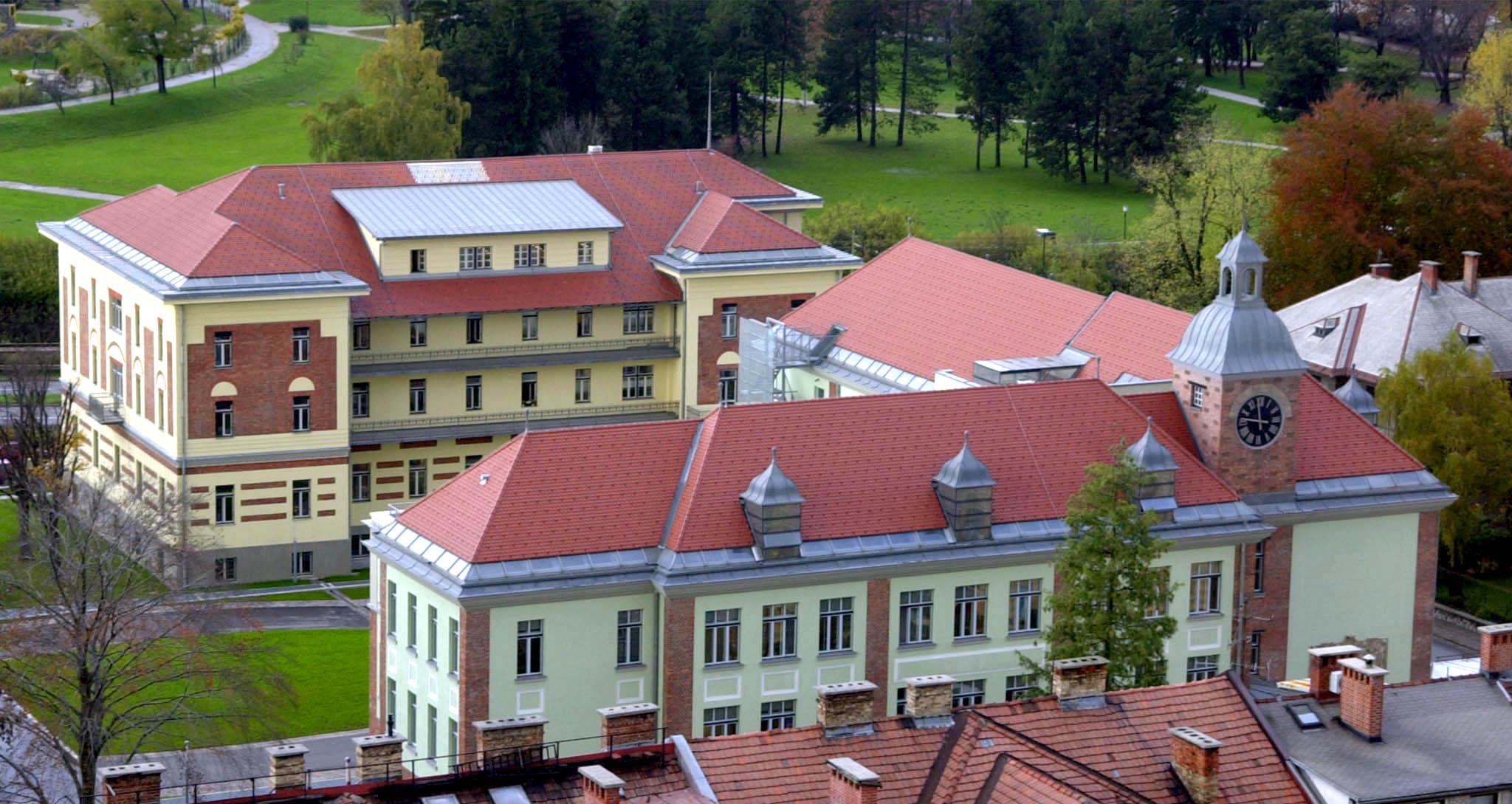 Neznanec preskočil ograjo pri stavbi konzularne službe na Šubičevi ulici