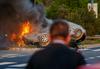 Hudi nesreči na hrvaških cestah: Tovornjak trčil v kolono, po trku z motoristom zagorel avtomobil
