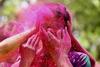 Barve v zraku in na ljudeh: množice zarajale na hindujski praznik holi 