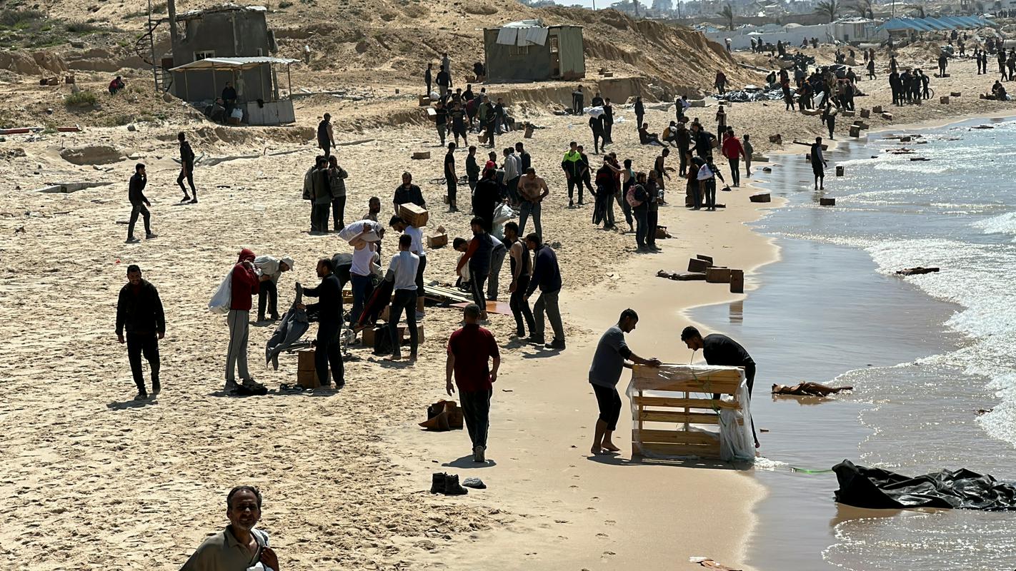 Izrael nadaljuje z obstreljevanjem Gaze. Med iskanjem paketov pomoči utonilo 12 ljudi.