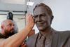 Na Kosovu nastaja kip Tonyja Blaira. Poklanjajo se mu tudi številni Tonibleri, Toniji in Bleri.