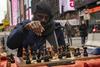 Nigerijec Tunde Onakoya šah igral 60 ur, da bi omogočil izobraževanje revnim v Afriki