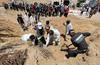 Iz množičnega grobišča v Gazi izkopali več kot 280 trupel