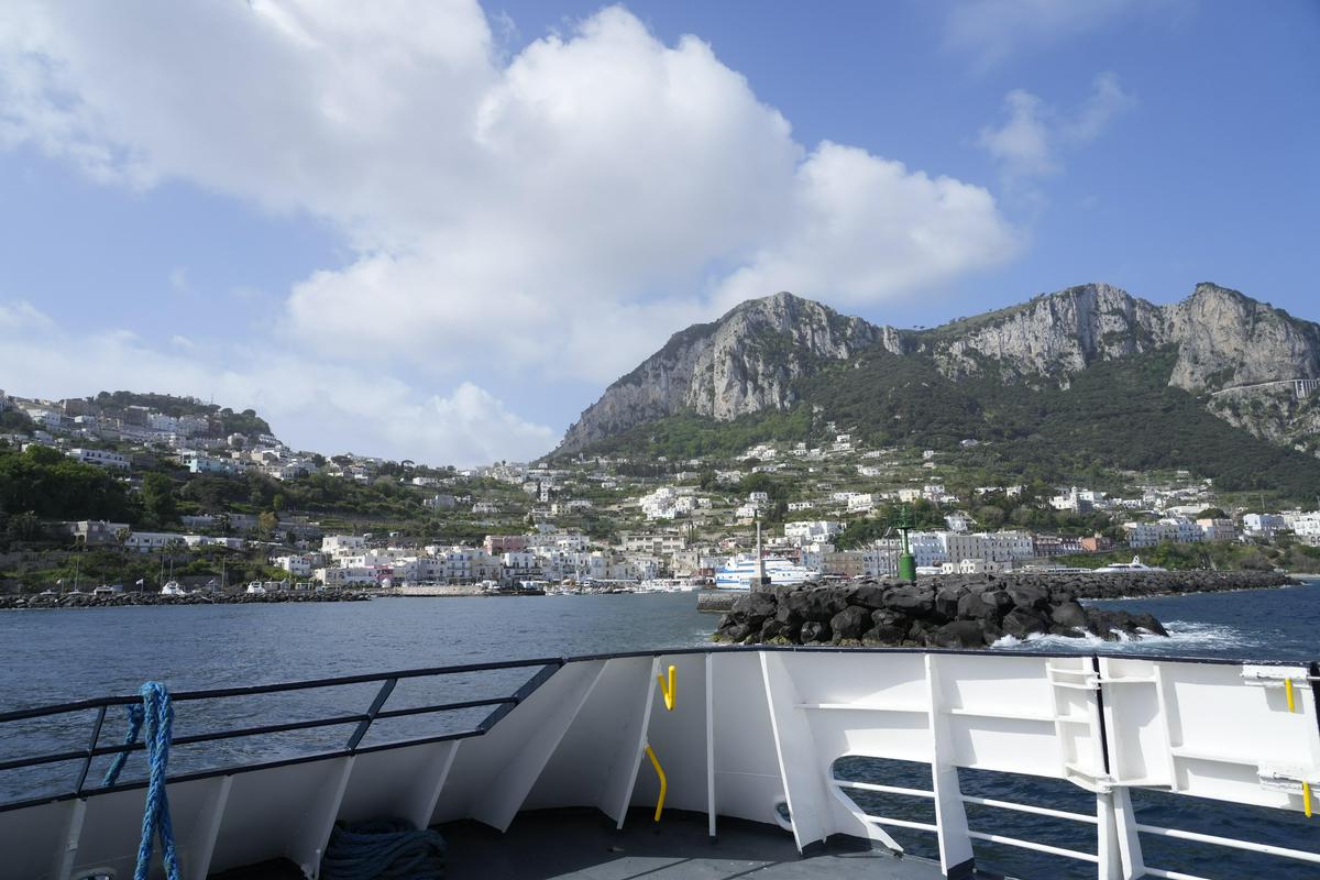 Na Capriju obiskovalcev več kot domačinov: "Otok postaja spalnica za turiste"