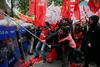 Carigrad: na prepovedanih prvomajskih shodih pridržali več kot 200 protestnikov
