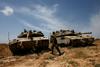 Izraelska vojska obstreljuje cilje na jugu Gaze. V Kairo prispel Hamas za nadaljevanje pogajanj.