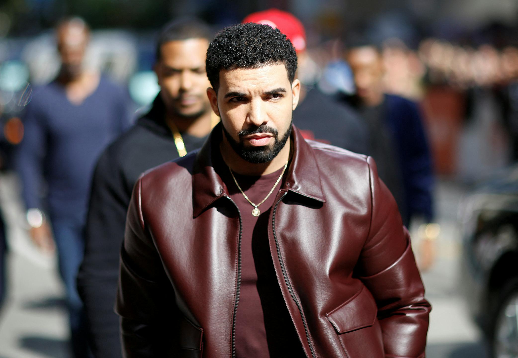 Drake presenetil z izdajo treh novih albumov in znova odprl spor s Kendrickom Lamarjem