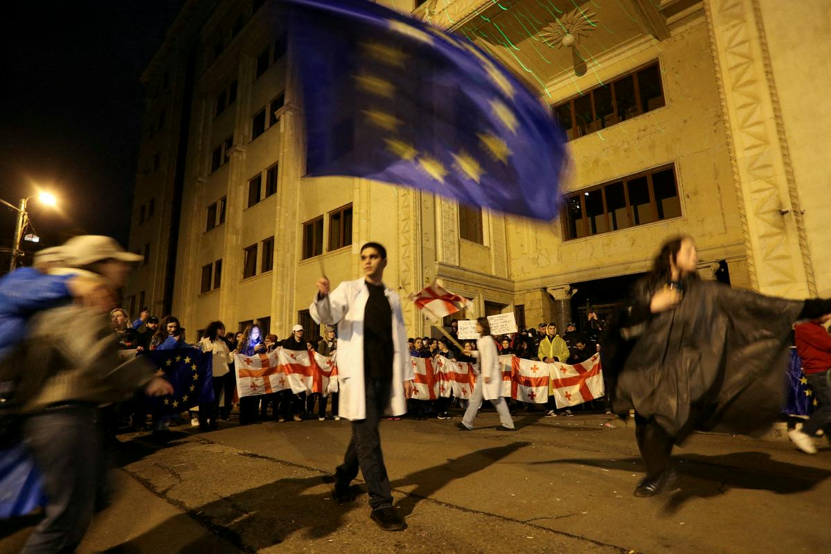 EU poziva Gruzijo, naj umakne sporni zakon o "zunanjih agentih"