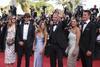 Kevin Costner na rdeči preprogi Cannesa s svojimi petimi otroki
