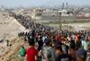 Izrael po razsodbi ICJ-ja okrepil napade na Rafo. Na egiptovski strani gnije hrana za Gazo.
