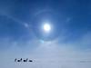 Oglašanje z Grenlandije: Ob vetru, mrazu in polarnih halojih smo dosegli postajo DYE 2