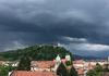 Plohe in nevihte zajemajo Slovenijo. Arso izdal rumeno opozorilo pred nevihtami. 