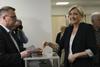 Vzpon skrajne desnice, v Franciji Nacionalni zbor močno premagal Macronove liberalce