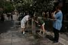 Grški reševalci opozarjajo, da so turisti slabo obveščeni o nevarnostih vročinskega udara