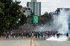 Izgredi v Nairobiju. Protestniki vdrli v parlament, ubitih najmanj pet ljudi.