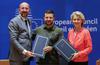 Zelenski v Bruslju podpisal varnostni sporazum z EU-jem