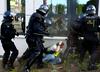 Amnesty International: V evropskih državah se vse bolj omejuje pravica do protestov