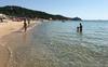 Turisti kaznovani, ker so s plaže na Sardiniji za spomin vzeli školjke in kamenčke