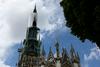 Na zvoniku gotske stolnice v Rouenu med prenovo izbruhnil požar; plamene so že ukrotili